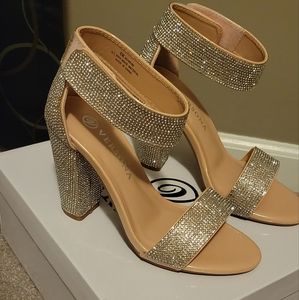 BRAND NEW VERSONA GEM HEEL SHOE